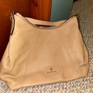 LIKE NEW Michael Kors purse. Purchased at TJ Maxx for 150. Selling for 50